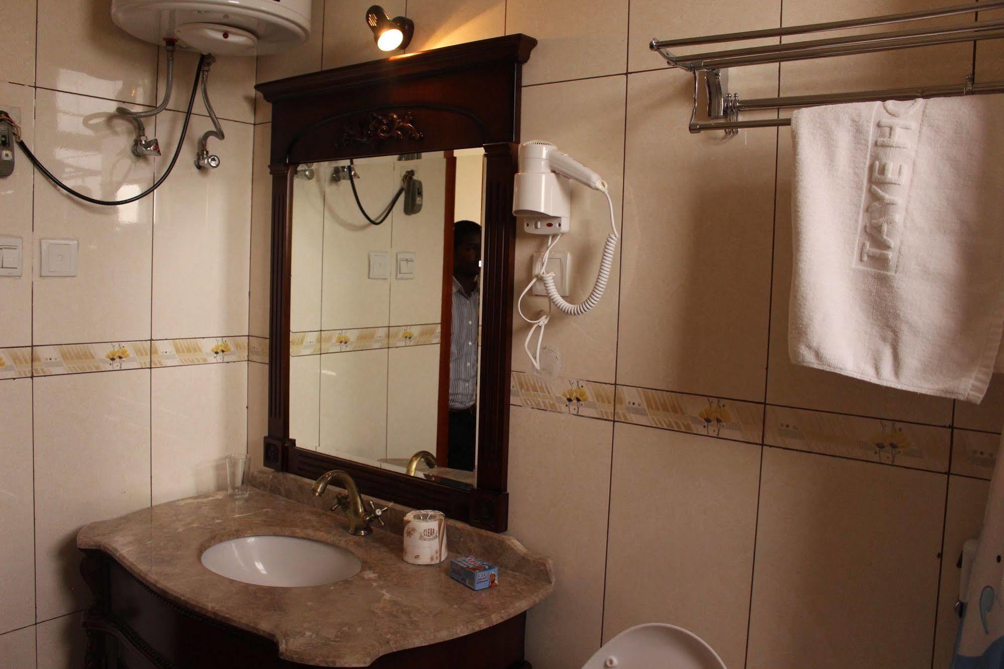 Taye Belay Hotel 贡德尔 外观 照片