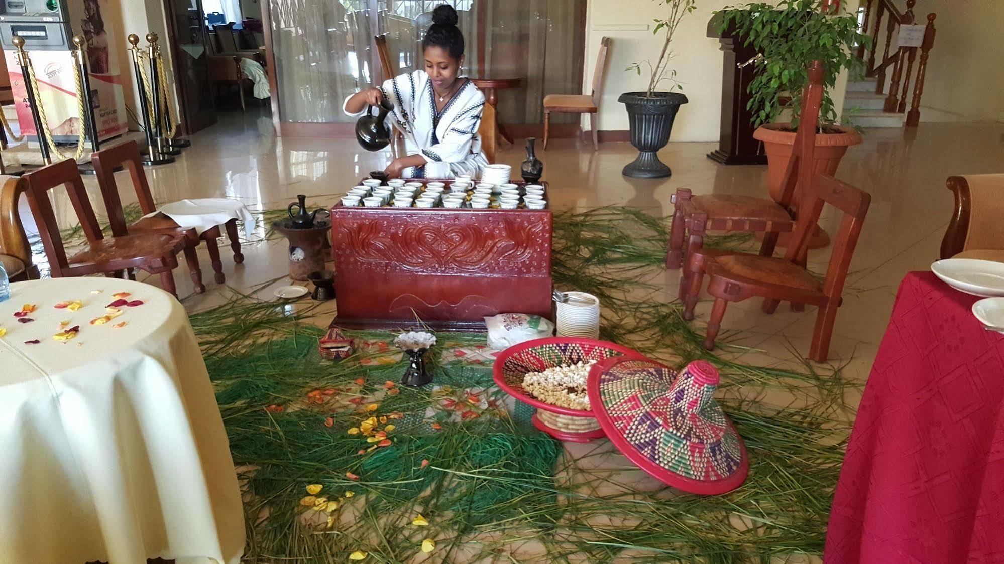 Taye Belay Hotel 贡德尔 外观 照片